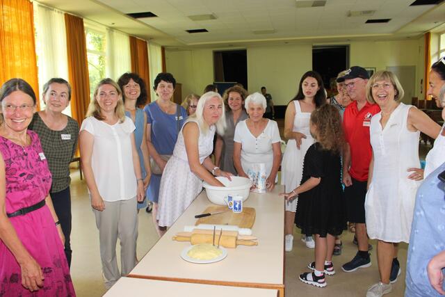 Frauen aus der Ukraine führten in die Landesküche ein..... 