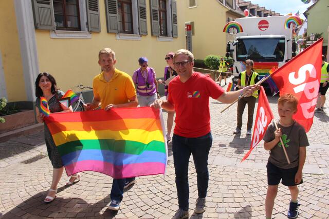 Fadime Tuncer, Stefan Schmutz und Sebastian Cuny führten den Demo-Zug an. 