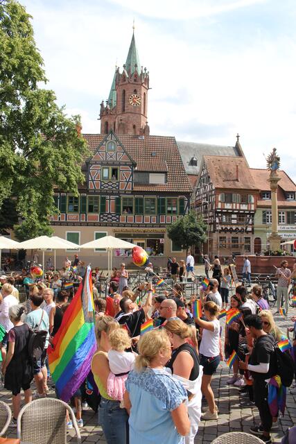 Der Marktplatz zeigte ein buntes Gesicht. 