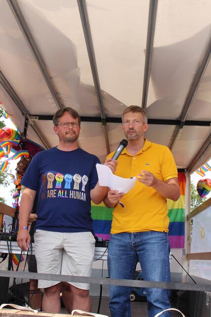 Setzten ein Zeichen der Solidarität - Bürgermeister Stefan Schmutz und Pfarrer Reichert. Auch Pfarrer Stößer sprach für die katholische Pfarrgemeinde ein Grußwort.