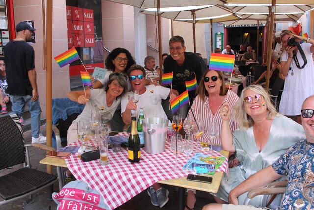 Die früheren LSV-Handball-Frauen waren in Champagner-Laune. 