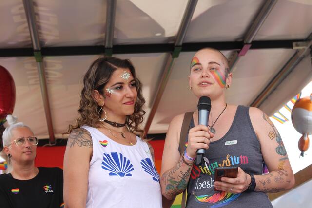 Julia (re.) und Elena von der Happy-Poly-Family sprachen einige traurige Realitäten an. 