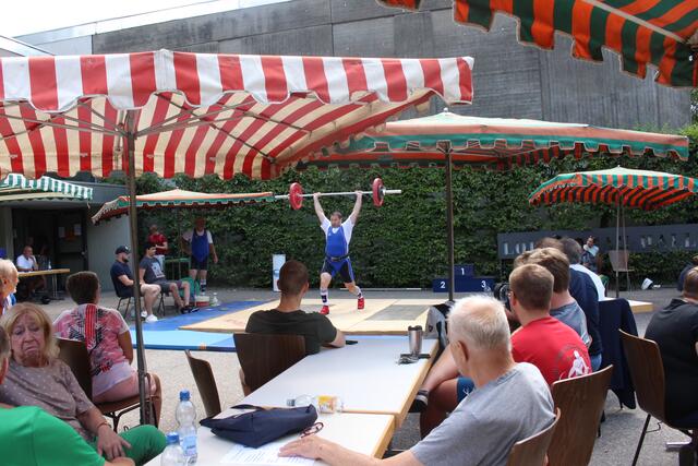 Ein Höhepunkt der Kerwe ist die Ausrichtung des Walter-Engel-Gewichtheber-Turniers.