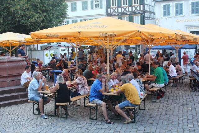 Auf dem Marktplatz bewirtete der FV03 seine Gäste.