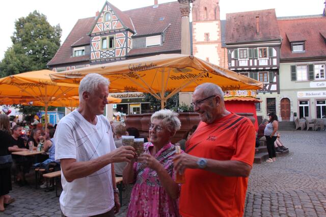 Ein Prost auf die Ladeberger Muddersproch - Vroni und Hermann Mayer begrüßten Rolf Brunk (links) aus Hannover zum "Sprachunterricht" auf dem Marktplatz.
