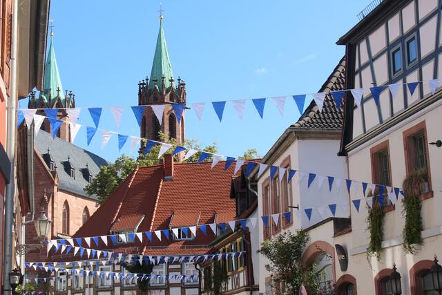Ein eindeutiges Zeichen: Die Altstadtfestwimpel hängen – das Altstadtfest kann eröffnet werden.