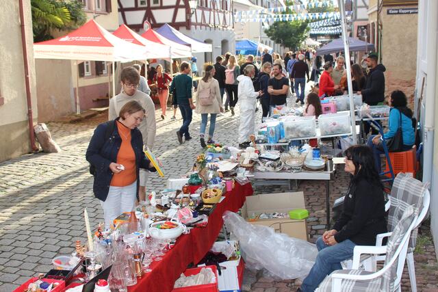 Die Flohmarkthändler machten gute Geschäfte. 