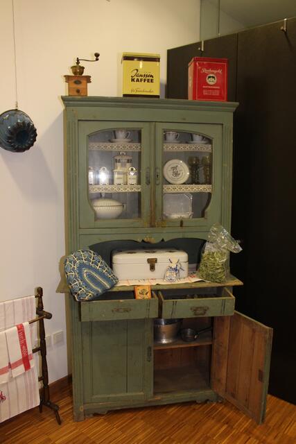Der Küchenschrank aus der Biedermeierzeit ist ein Schmuckstück.
