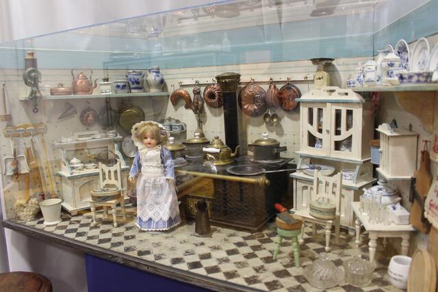 Die Spiel-Küche um 1900 diente als „Vorlage“ für die Ausstellung „Es schaltet und waltet die tüchtige Hausfrau“. 