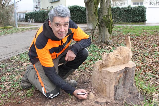 Der Kettensäge-Künstler Jochen Liebrich verschönerte die Stadt mit seinen Holzschnitzwerken. 