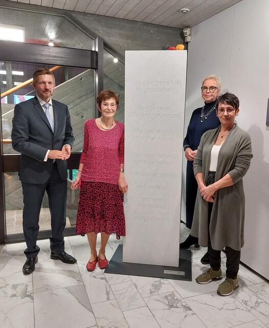 Die Einweihung der Stele wertete das Rathaus auf. 