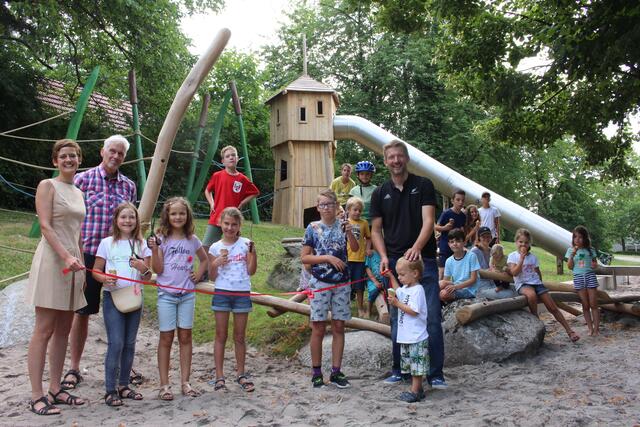 Glückliche Kinder erhielten gleich neu renovierte Spielplätze übergeben. 