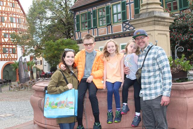 Die US-Staatsbürgerin Angela Ladenburg besuchte mit ihrer Familie Ladenburg, die Heimat ihrer Vorfahren.