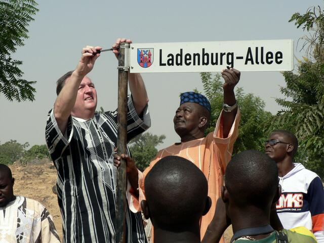 Der damalige Bürgermeister Rainer Ziegler montierte bei einem Delegationsbesuch im Jahr 2008 persönlich die Straßenschilder. 