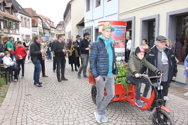 Die Glashaus-Initiative bauten für den Sommertagszug extra eine Litfaß-Säule.