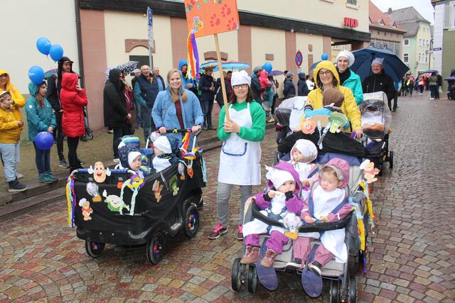 Die kleinen Bäckerinnen wählten die passenden Rezepturen aus. 