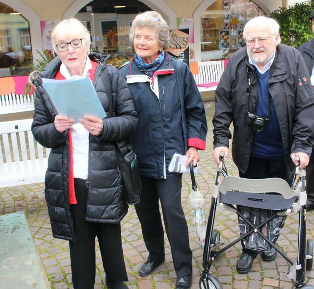 Ihre Gedichte und Anekdoten waren keine „faulen Eier“: Ulrike Karg (links), Helga Isenbart und Peter Hilger sorgten für manchen Lacher beim Osterbrunnen-Rundgang. 