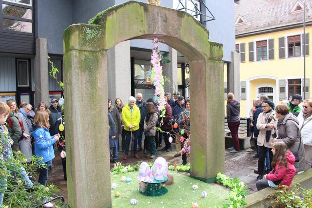 Der Rathaus-Brunnen wurde schon von Brigitte Krämer geschmückt. 