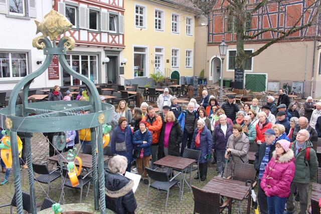Auch vor dem Fischmarktbrunnen versammelte sich die österliche Hundertschaft. 