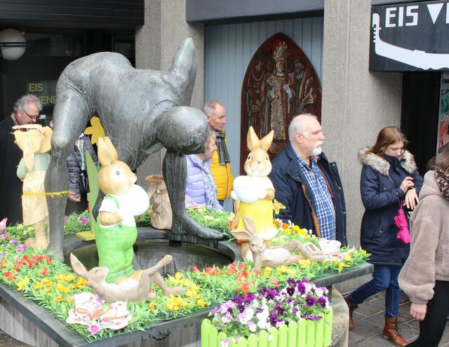 Der Wasserschöpfer-Brunnen kam bei den kleinen Rundgangsteilnehmern bestens an. 