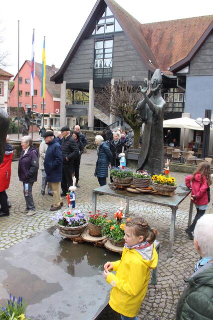 Am Domhofbrunnen freute sich Bischof Dalberg über die österlichen Grüße. 