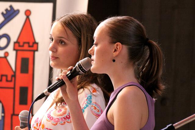 Die Sportlerehrung wurde von Clara und Romy Jülicher gesanglich umrahmt.