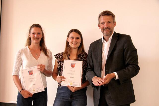 Bürgermeister Stefan Schmutz ehrte auch Finja Binder (l.) und Mara Baur (m.) für ihre Leistung im Softball.