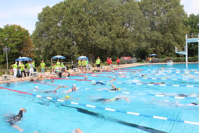 Im Freibad wurden die Schwimmwettbewerbe der Fitness-Triathleten perfekt organisiert.