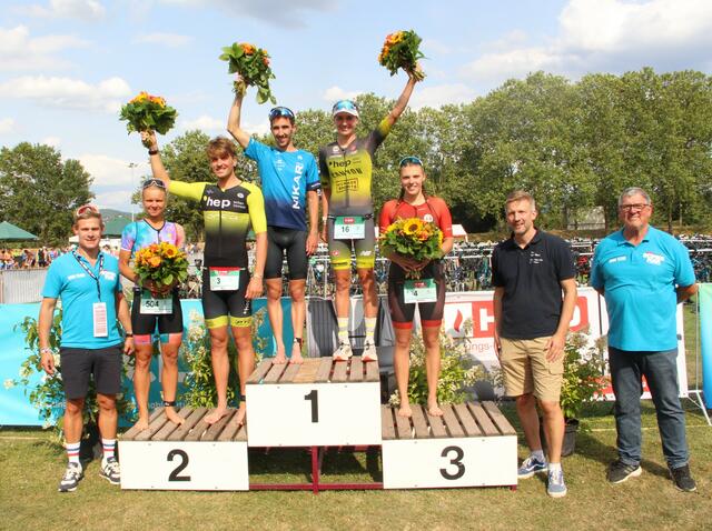Bürgermeister Stefan Schmutz (rechts neben dem Siegertreppchen) gab den Startschuss und war bei der Siegerehrung der RömerMan-Gewinner mit dabei.