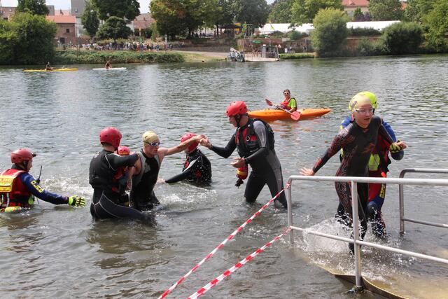 Die DLRG-Retter leiteten die Schwimmer aus dem Neckar.