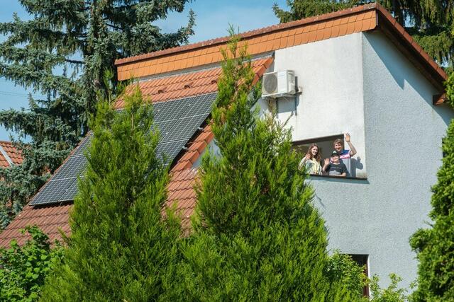 Sie sind stolzer Betreiber einer PV-Anlage? Gerne nehmen wir Ihre PV-Anlage in die Liste der Best-Practice-Beispiele auf. Die PV-Anlage auf diesem Einfamilienhaus erzeugt fast die doppelte Menge des verbrauchten Stroms der fünfköpfigen Familie aus Heidelberg. | Foto: Foto: Gülay Keskin