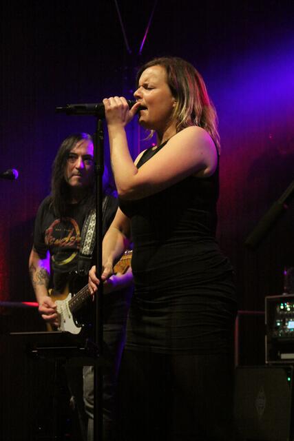 Beim Liederkranz stehen "The Bombshells" mit Sängerin Dani auf der Bühne.