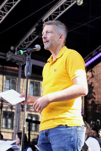 Bürgermeister Stefan Schmutz eröffnet das 48. Altstadtfest auf der Marktplatz-Bühne.