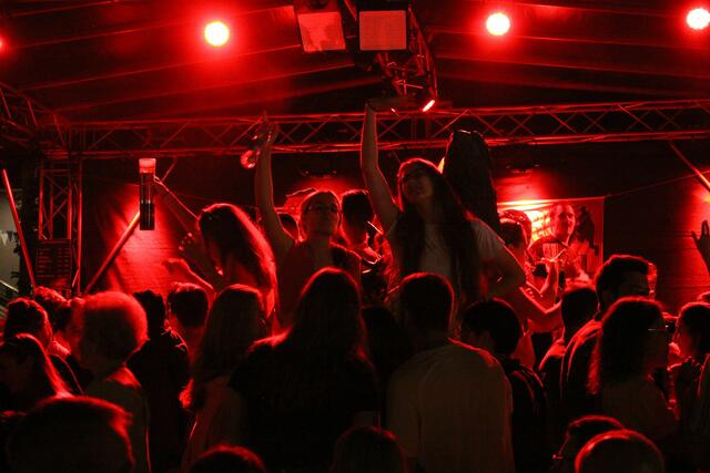 Elektrobeats ziehen die Jugend bei den Basketballern an.
