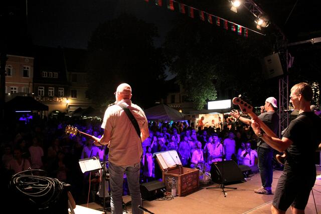 Am Samstagabend geht es mit "Crush" auf dem Marktplatz rockig zu.