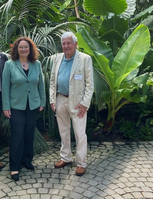 GALA-Funktionär und Grünexperte Werner Molitor war vom handwerklichen Fachwissen der Chefin  der Bundesagentur für Arbeit, Andrea Nahles, begeistert.