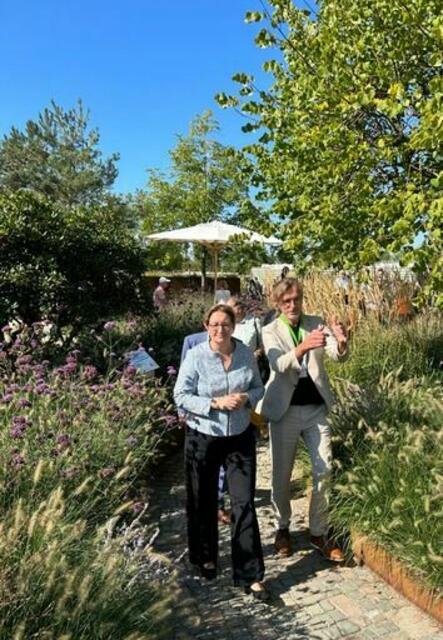 ERDA-Chef Erhard Schollenberger präsentierte der Bundesbau-Ministerin Klara Geywitz den Goldmedaillen-Garten.