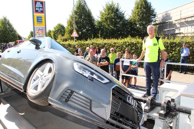 Der Kreisfeuerwehrverband schickte seinen Überschlag-Simulator nach Ladenburg.  