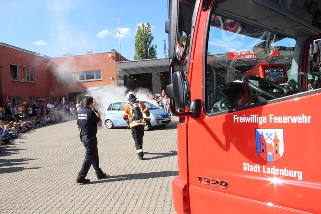 "Feuer aus" konnte Feuerwehr-Moderator Benjamin Covella nach wenigen Minuten bei der Schau-Übung verkünden. 