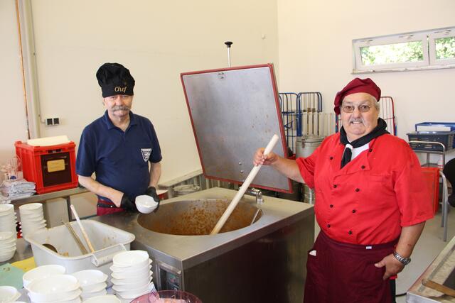 Keine Reklamtionen hörten Reinhard Schneider und Peter Breunig (rechts), die den Florians-Eintopf ausgaben.  