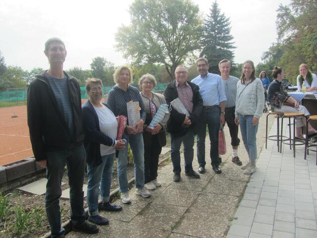 Im Rahmen des Oktoberfestes konnten auch einige Mitglieder vom Vorstand des FSC geehrt werden v.l.n.r.: Steffen Springborn (Vorstand), Elke Kurtzer, Ulrike Erny, Annette und Wolfgang Gilbert, Siegfried Kurtzer, Pascal Baumgärtner und Kathrin Ruf-Brehme (Vorstand). | Foto: Schatz