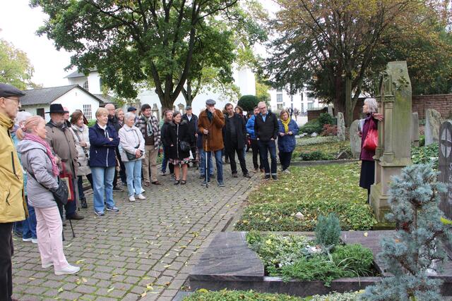 Auch an die Leistungen der verstorbenen Ladenburger Pfarrer erinnerte die Rundgangs-Führerin Renate Kircheisen.