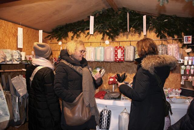 Nähartikel in allen Formen und Farben bot Dorothea Wallenwein in ihrer Hütte an.