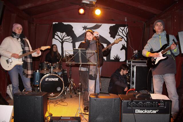 Auf der Bühne ist an allen Tagen für Programm gesorgt, am vergangenen Samstag spielte hier die Band "Kiste". | Foto: Fotos: Schäfer