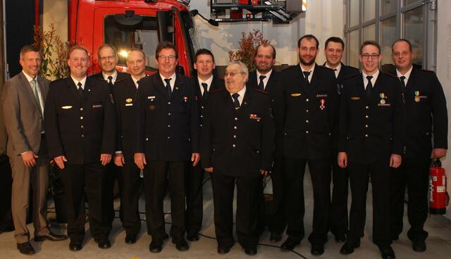 März: Feuerwehr-Chef Stefan Schmutz (links) zeichnete verdienstvolle Feuerwehrmänner aus. 