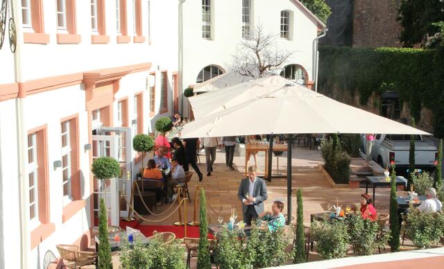 August: In die Goldene Krone kehrte wieder Leben ein. 