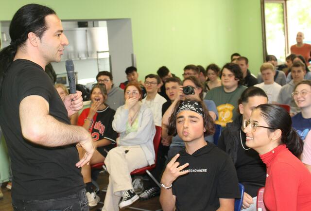 Mai: Der Fernsehstar Bülent Ceylan besuchte die Werkrealschule. 