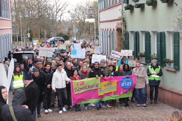 Vom Platz der Menschenrechte zum Marktplatz "pilgerte" der Demonstrationszug durch die Hauptstraße. 