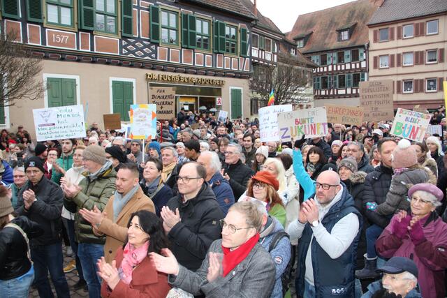 Applaus für alle - die sich für den Erhalt und die Stärkung der Demokratie einsetzen. 