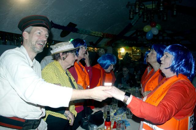 Zum Schunkeln kam das Publikum im vollbesetzten Kaiserkeller während des Bühnenprogramms nur selten - dann aber ausgelassen und gerne.
